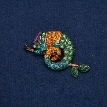 Spilla Camaleonte dorata, in metallo con strass neri, gialli, verdi, azzurri, viola e verde scuro 63×35 mm