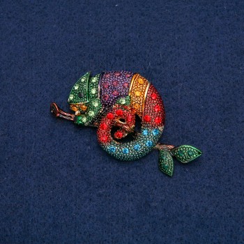 Spilla Camaleonte dorata in metallo dorato con strass multicolori 63x35 mm +