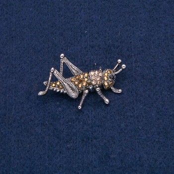 Spilla Cavalletta argentata in metallo con strass neri e gialli 42×26 mm +