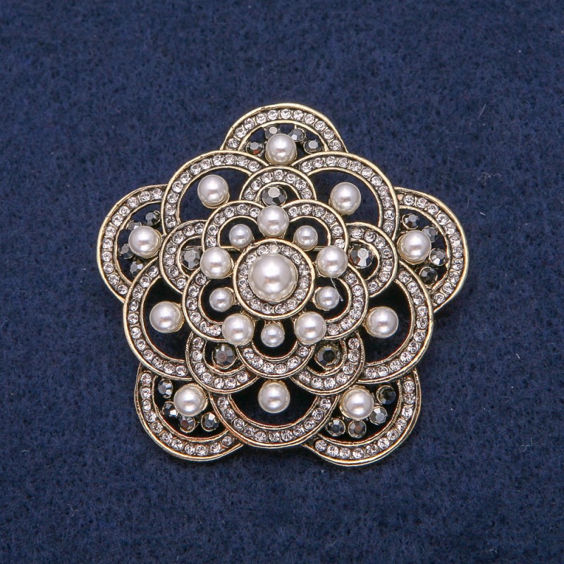 Spilla con perline bianche e strass scuri, metallo dorato 47×47 mm