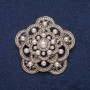 Spilla con perline bianche e strass scuri, metallo dorato 47×47 mm