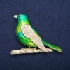 Spilla-ciondolo «Usignolo» con smalto verde e strass bianchi, metallo dorato 58x70 mm