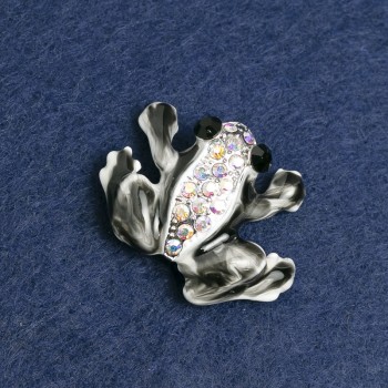 Spilla Rana, metallo argentato, strass ed smalto, 28×35 mm +