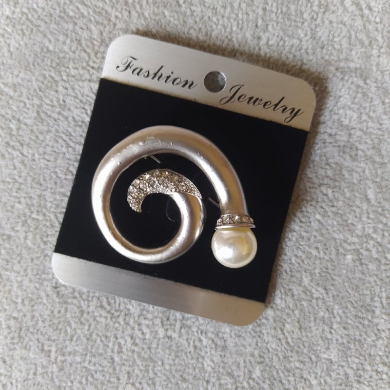 Spilla a spirale con una perlina e strass, metallo chiaro 37x46 mm