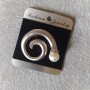 Spilla a spirale con una perlina e strass, metallo chiaro 37x46 mm