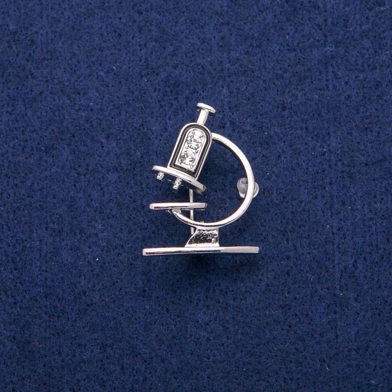 Spilla Microscopio con smalto e strass 24×31 mm, metallo argentato