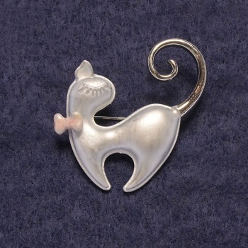 Spilla a forma di gatto con fiocco rosa, smalto argentato, metallo argentato 39×37 mm +