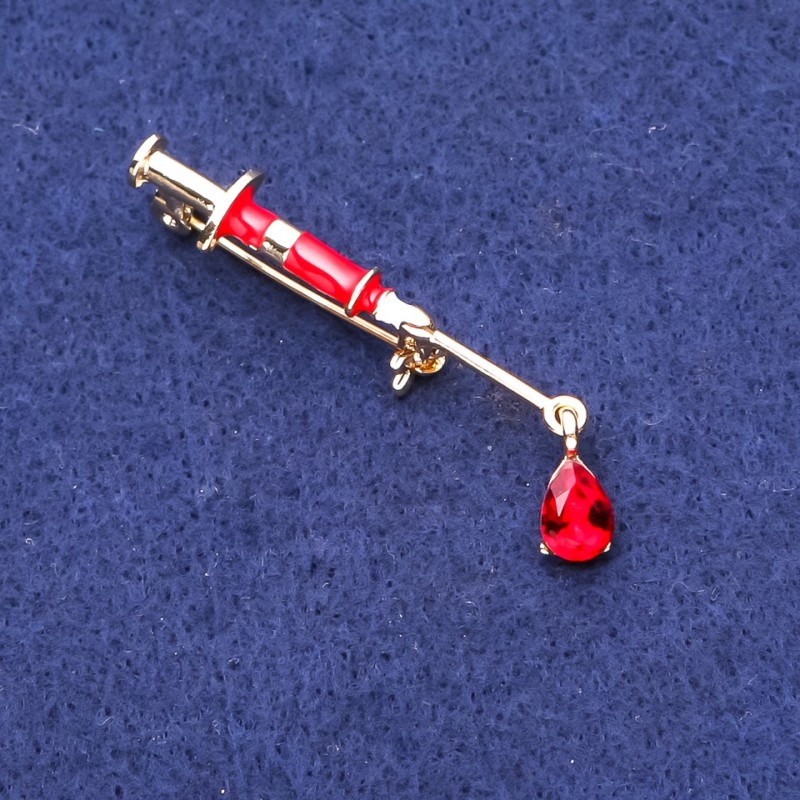 Spilla Siringa, cristallo rosso, metallo dorato, 10×45 mm