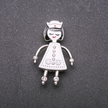 Spilla da infermiera con smalto bianco, metallo argentato, 42×26 mm