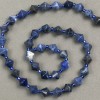 Perline su filo in sodalite sfaccettate a rombo da 8,5 × 8,5 mm, lunghezza 38 cm +/- (inserto di perline 3 × 3 mm)