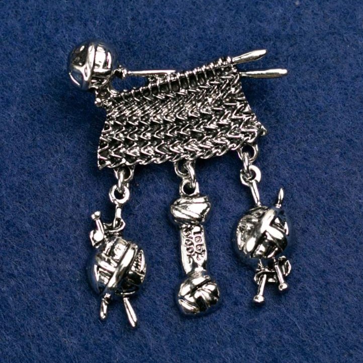Spilla «Lavoro a maglia» metallo grigio chiaro 46×38 mm