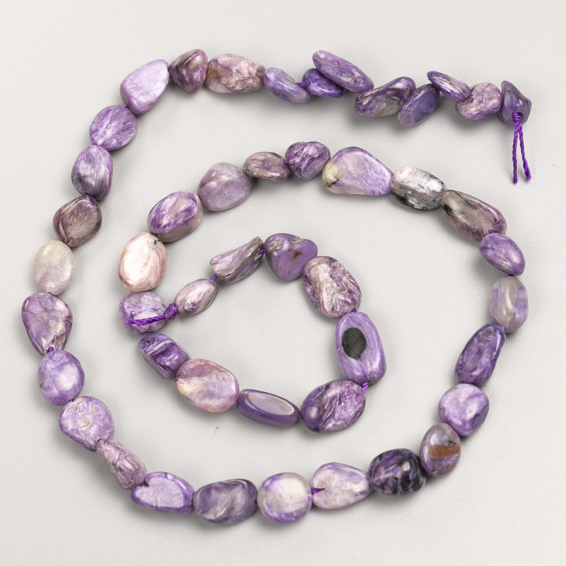 Perle naturali di charoite levigate su filo, diametro 8×10 mm, lunghezza circa 40 cm