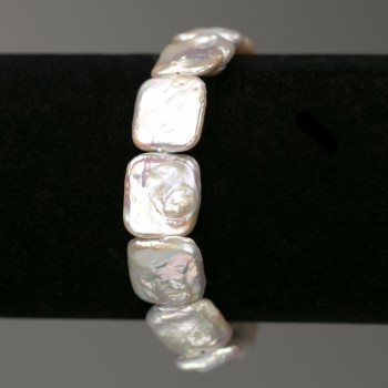 Bracciale con perle barocche rettangolari, tonalità «benzina», dimensioni 14x16 mm ±, lunghezza 18 cm ± (elastico)