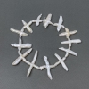 Perle barocche 'Croce' con sfumatura 'benzina' su filo d 40×25 mm ±, lunghezza 38 cm ±