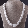 Collana «Victoria» in kaolinite barretta dimensioni 0,8×2,5 cm, lunghezza 50 cm