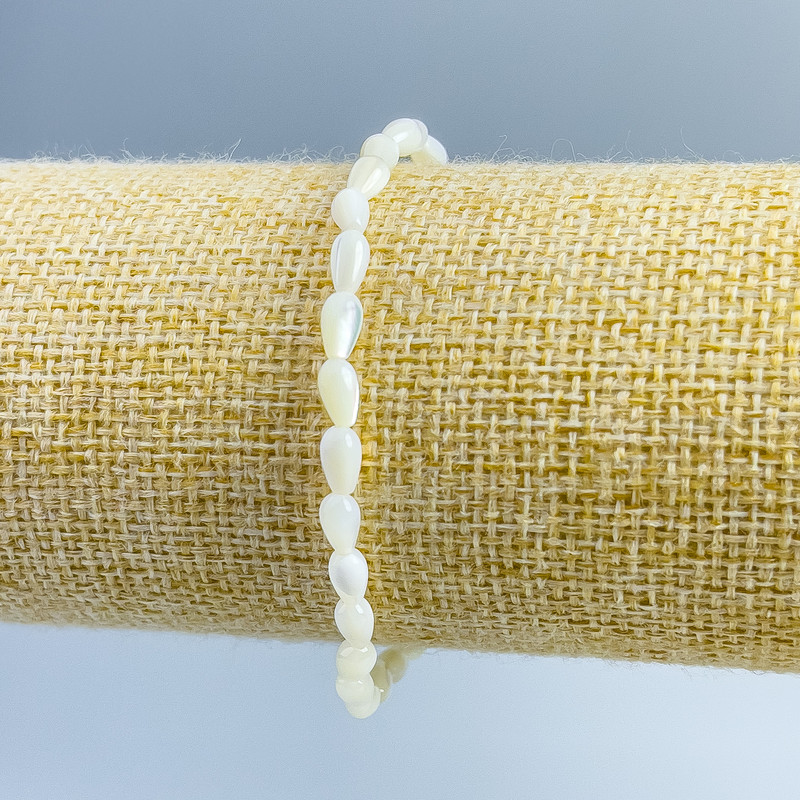 Bracciale con granuli di madreperla, diametro 4×7 mm, lunghezza 18 cm (elastico)