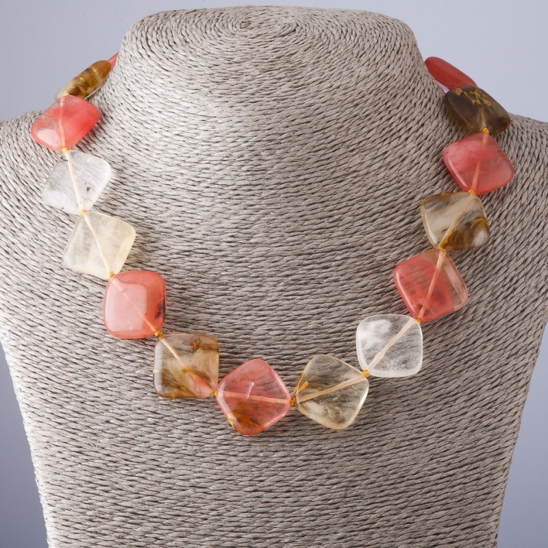 Collana in calcedonio a rombi, lunghezza 45 cm, dimensione 20×20 mm