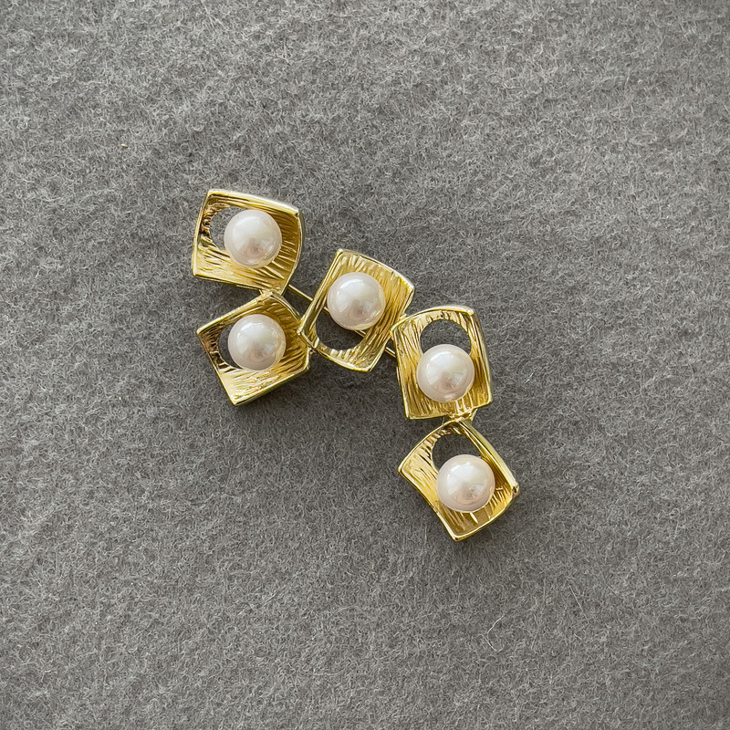 Spilla «Accento» con perle bianche, metallo dorato 62×37 mm +