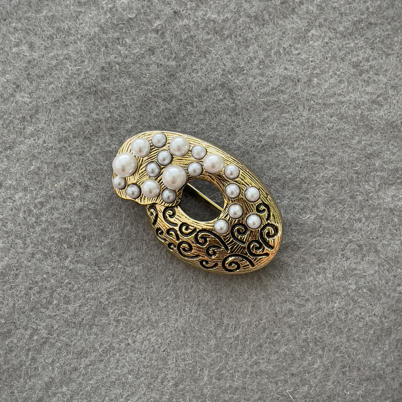 Spilla Accento con perle bianche, metallo dorato 40x25 mm +