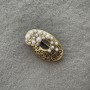 Spilla Accento con perle bianche, metallo dorato 40x25 mm +