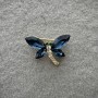 Spilla a forma di farfalla con cristalli blu e bianchi, metallo dorato 20x28 mm+
