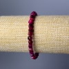 Bracciale «Occhio di gatto rosso lampone» in pietra naturale tagliata a cubi, diametro 5 mm, lunghezza 18 cm (elastico)