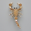 Spilla-ciondolo «Scorpione» con strass gialli e camaleonti, metallo dorato 28x54 mm