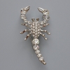 Spilla-pendente Scorpione con strass bianchi, metallo argentato 28x54 mm