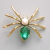 Spilla-pendente Ragno con cristallo verde, perla bianca, metallo dorato 45×39 mm