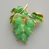 Spilla-pendente «Uva» con perline di giada, smalto verde, metallo dorato 35×45 mm